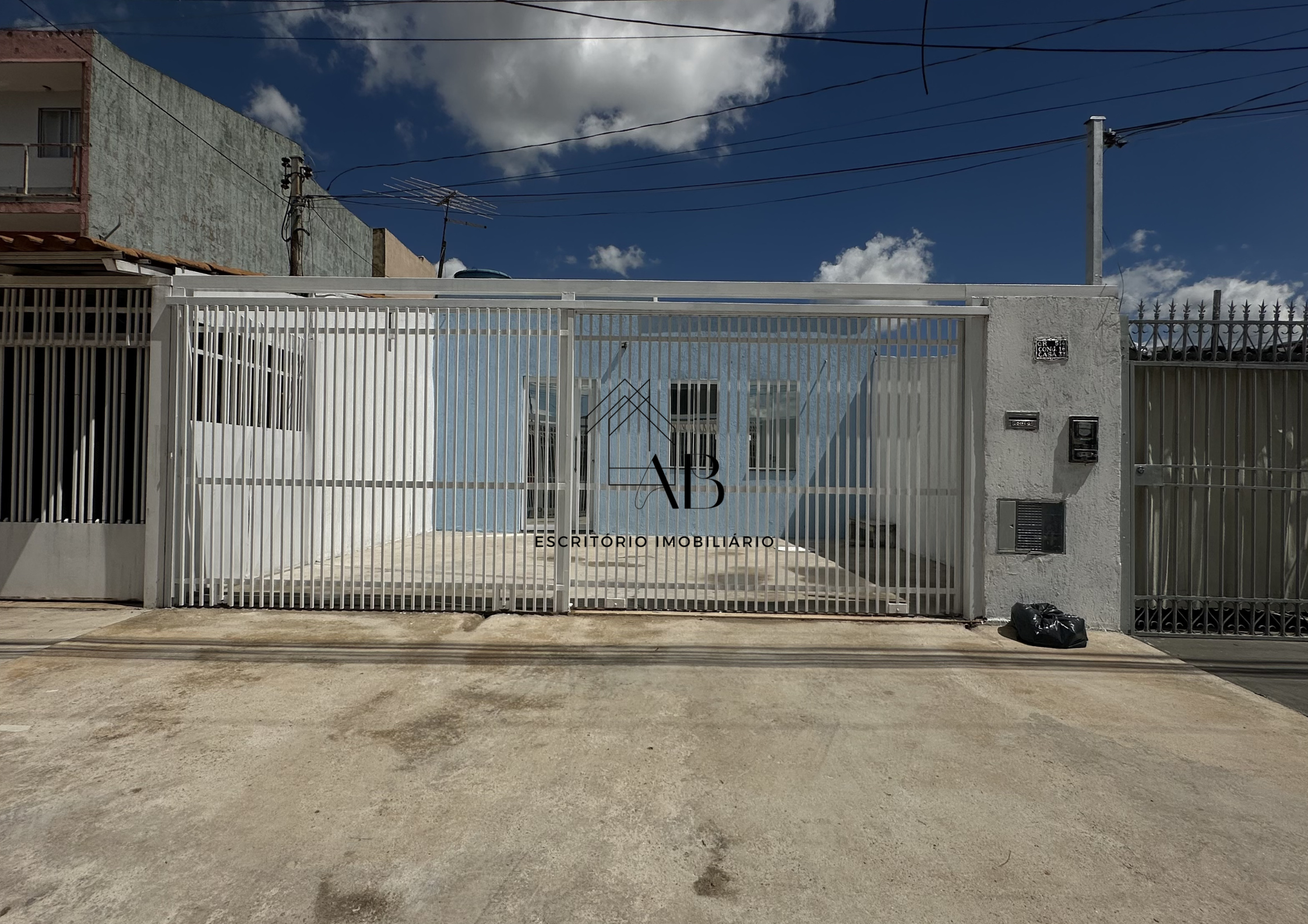 Fachada da casa de 3 quartos na QR 514 em Samambaia