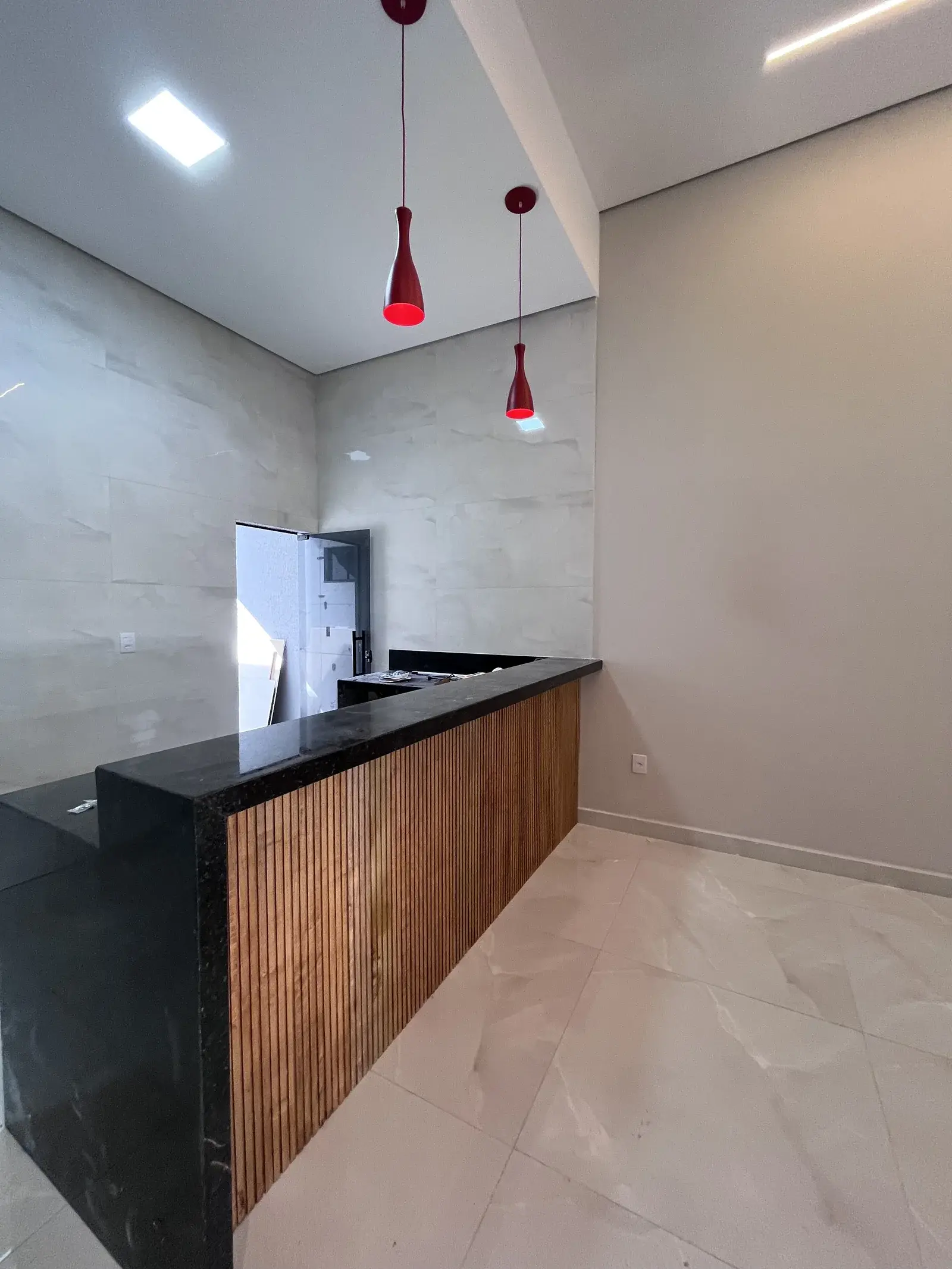 Cozinha integrada à sala da casa na QR 404 em Samambaia Norte