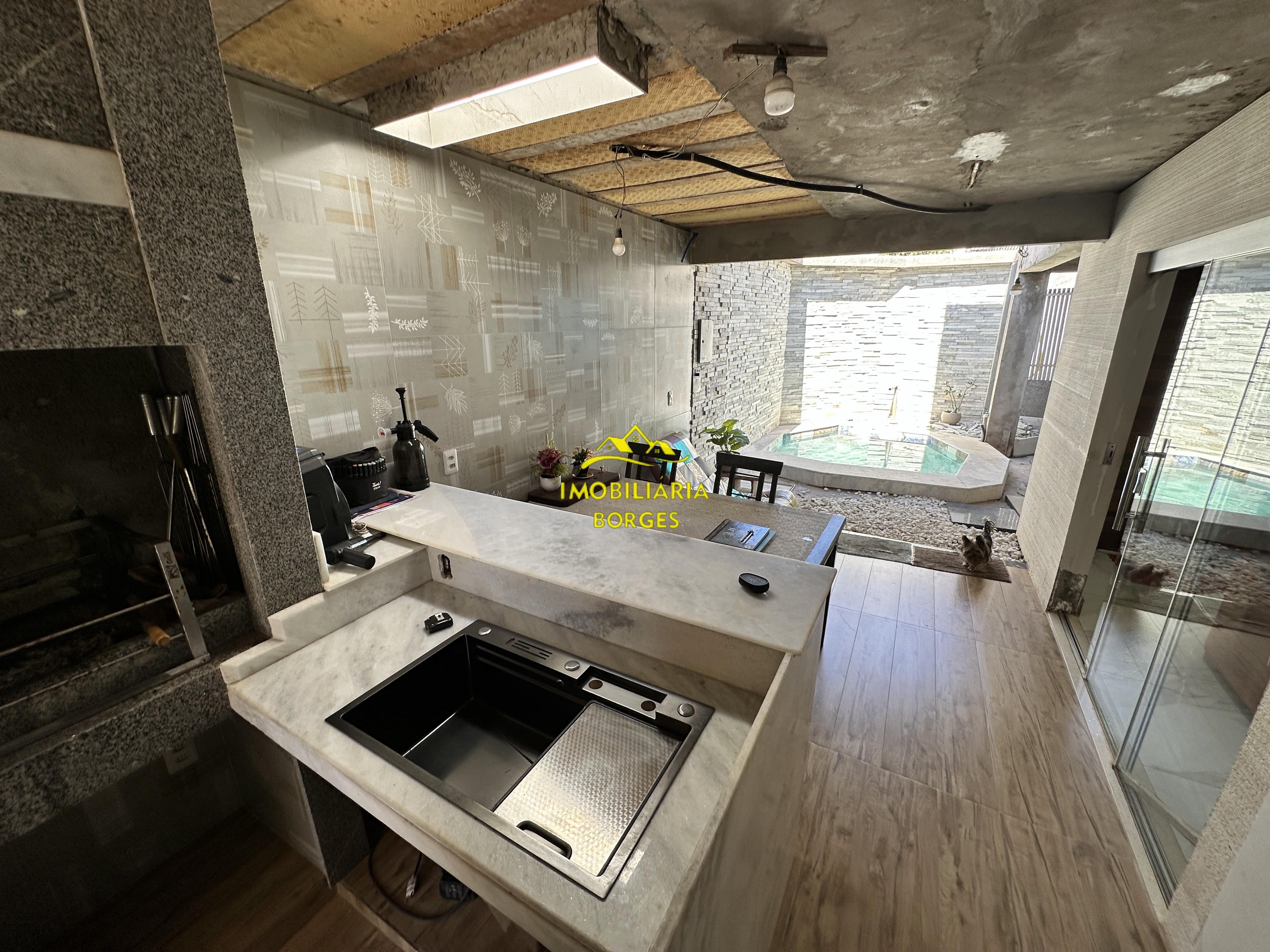 Espaço gourmet com churrasqueira e vista para a piscina do sobrado na QR 320